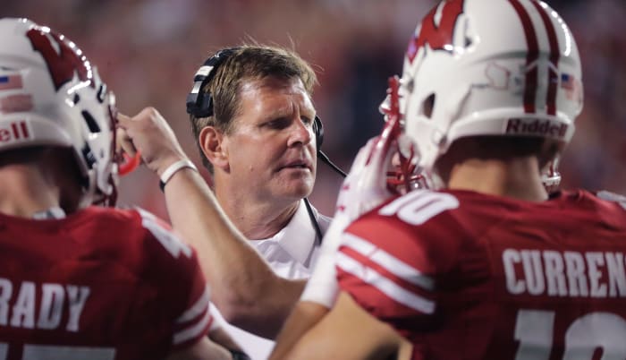Wisconsin tight ends coach Chris Haering speaking with the special teams unit during a game at Camp Randall Stadium (Credit: Mark Hoffman, Milwaukee Journal Sentinel, Milwaukee Journal Sentinel via Imagn Content Services, LLC)